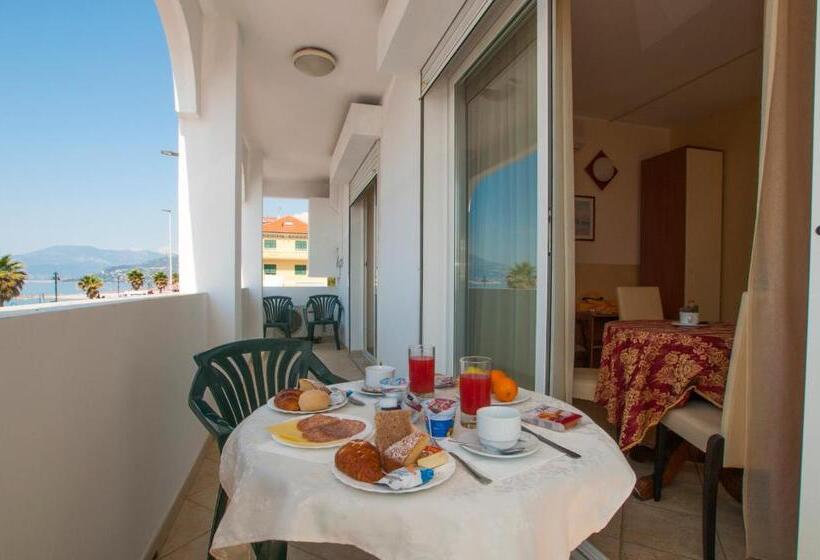 جناح مطلّ علي البحر, Kaly