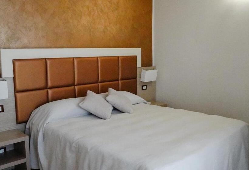 غرفة قياسية مطلّة علي البحر, Kaly