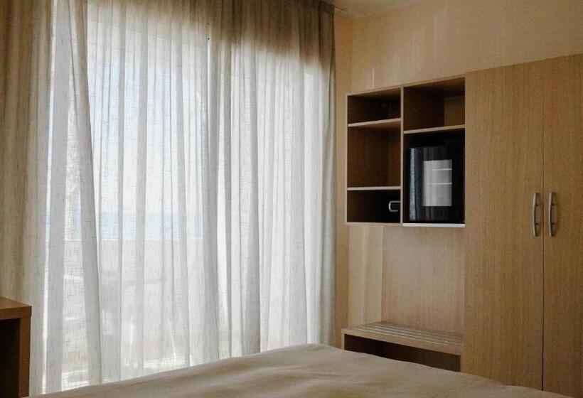 غرفة قياسية مطلّة علي البحر, Kaly