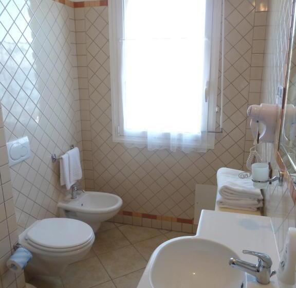 غرفة قياسية مطلّة علي البحر, Kaly