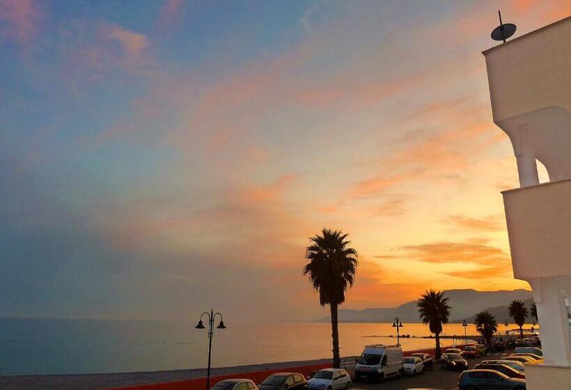 غرفة قياسية مطلّة علي البحر, Kaly