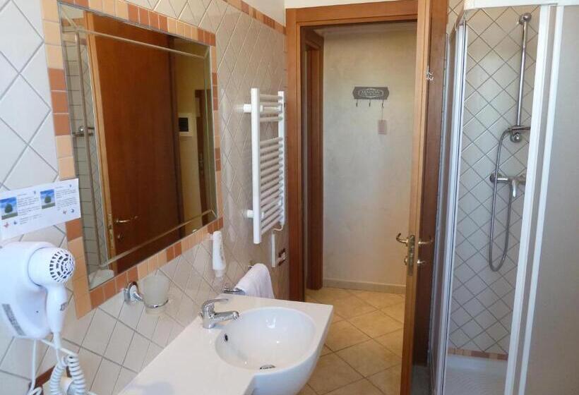 غرفة قياسية مطلّة علي البحر, Kaly