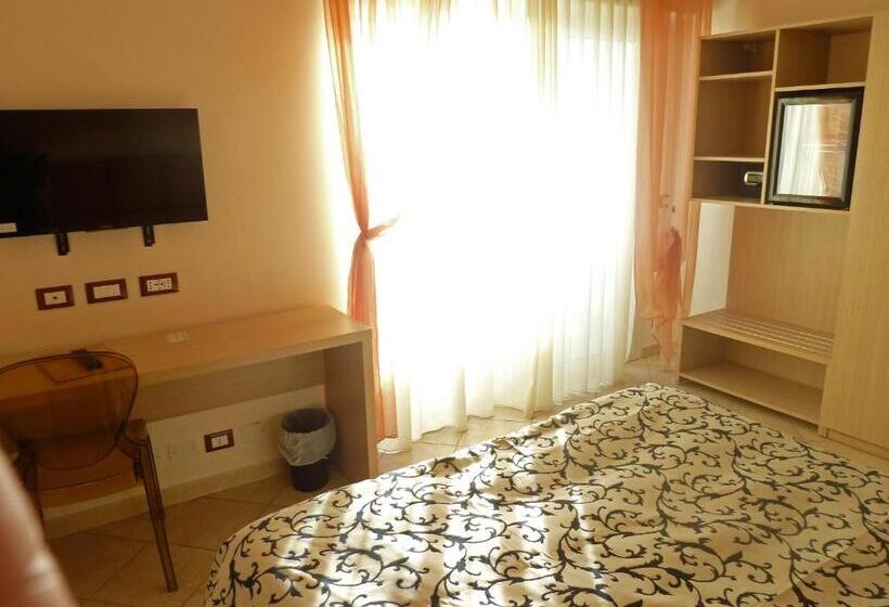 غرفة قياسية مطلّة علي البحر, Kaly