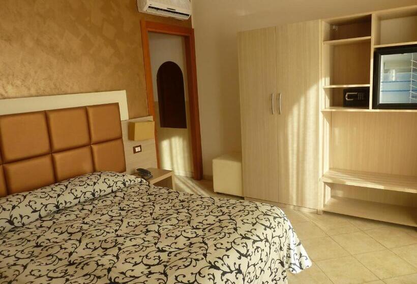 غرفة قياسية مطلّة علي البحر, Kaly