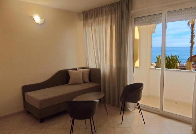 غرفة قياسية مطلّة علي البحر, Kaly