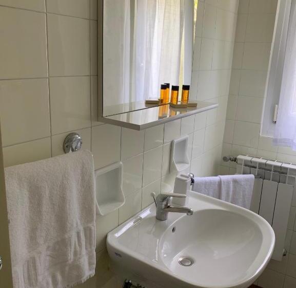 이코노미 룸, Loveno