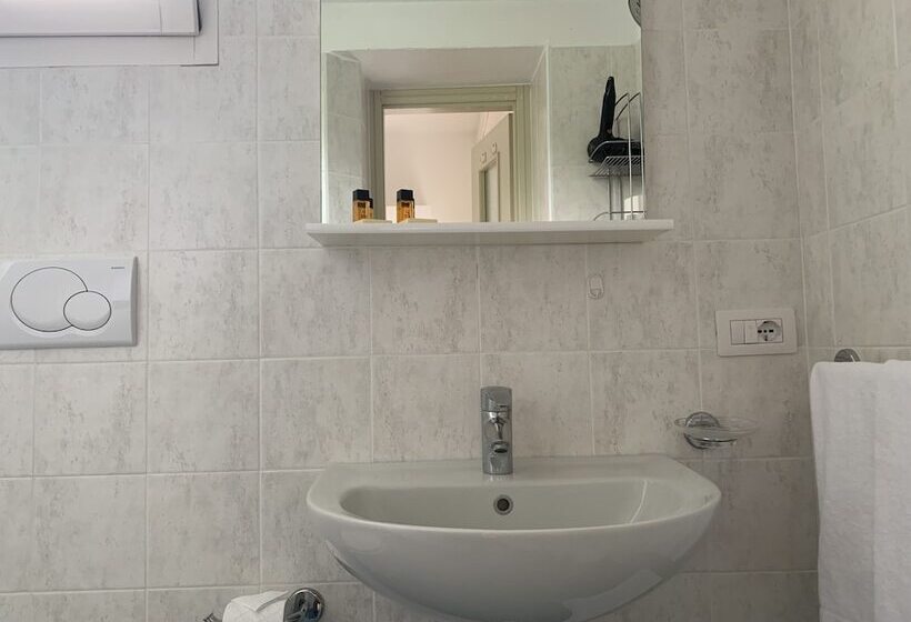 Superior room with lake view, Loveno