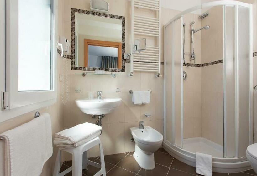 חדר סטנדרט לשלושה, Souvenir