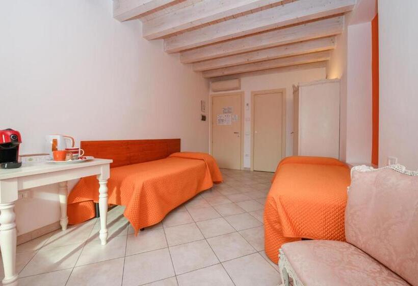 Четырехместный Номер Стандарт, Le Rêve   Lake View Rooms