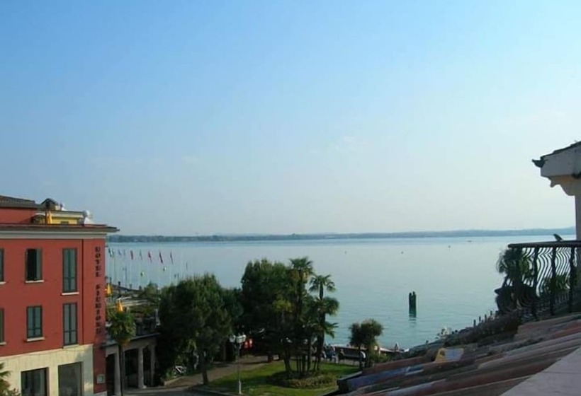 غرفة قياسية مزوَّدة بشُرفة, Le Rêve   Lake View Rooms