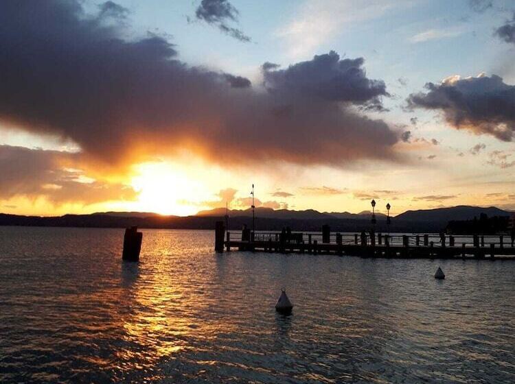 Четырехместный Номер Стандарт, Le Rêve   Lake View Rooms