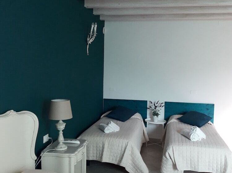 Четырехместный Номер Deluxe, Le Rêve   Lake View Rooms