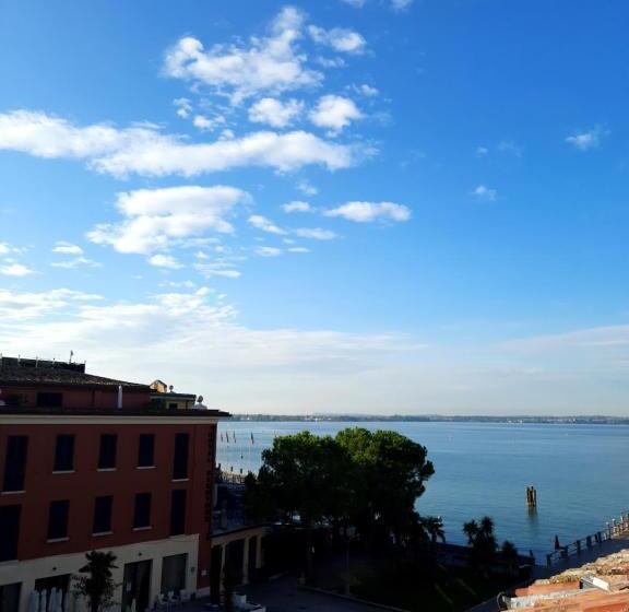 غرفة قياسية رباعية, Le Rêve   Lake View Rooms