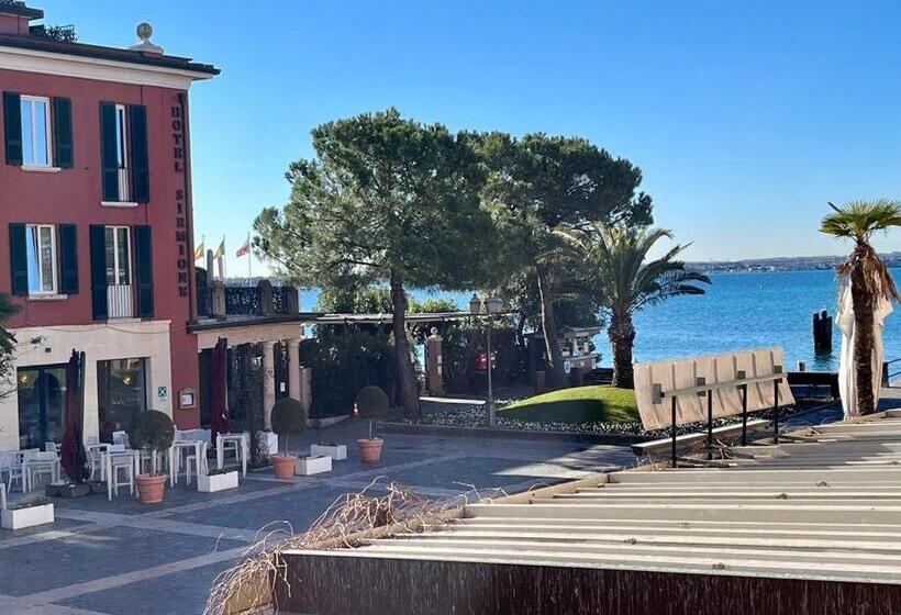 Четырехместный Номер Стандарт, Le Rêve   Lake View Rooms