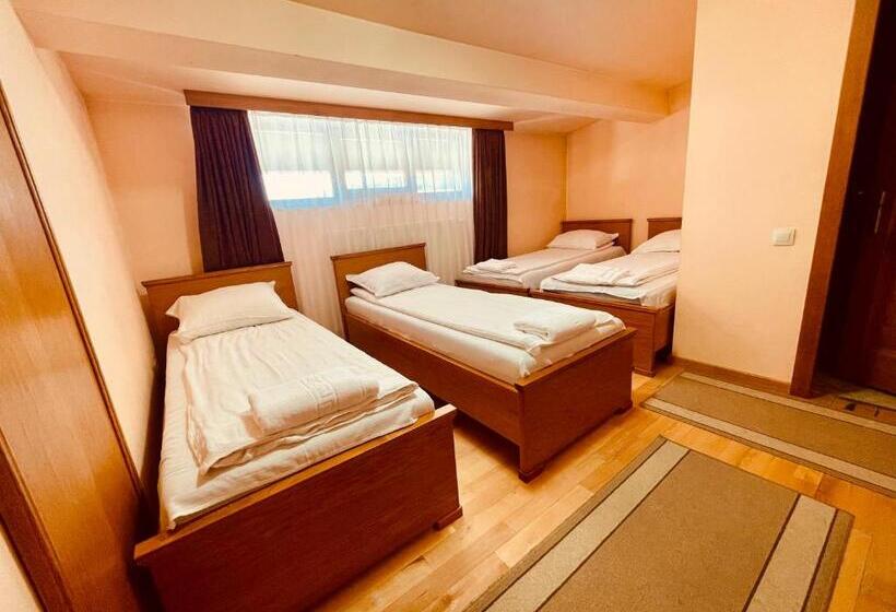 غرفة قياسية رباعية, Rákóczi Center