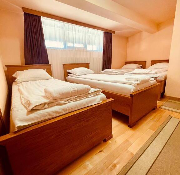 غرفة قياسية رباعية, Rákóczi Center