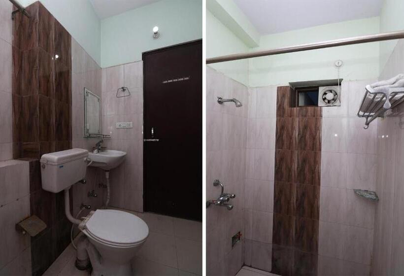 اتاق کلاسیک سه تخته, Oyo Chaitenya Home Stay