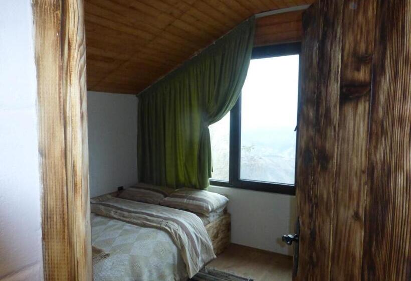 חדר סטנדרט לשלושה, Karadzhovata Kashta