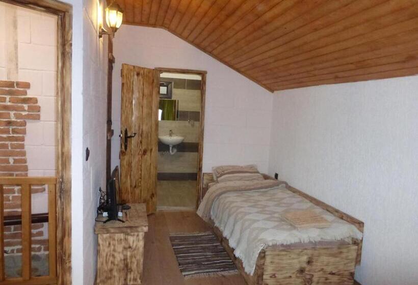 חדר סטנדרט לשלושה, Karadzhovata Kashta