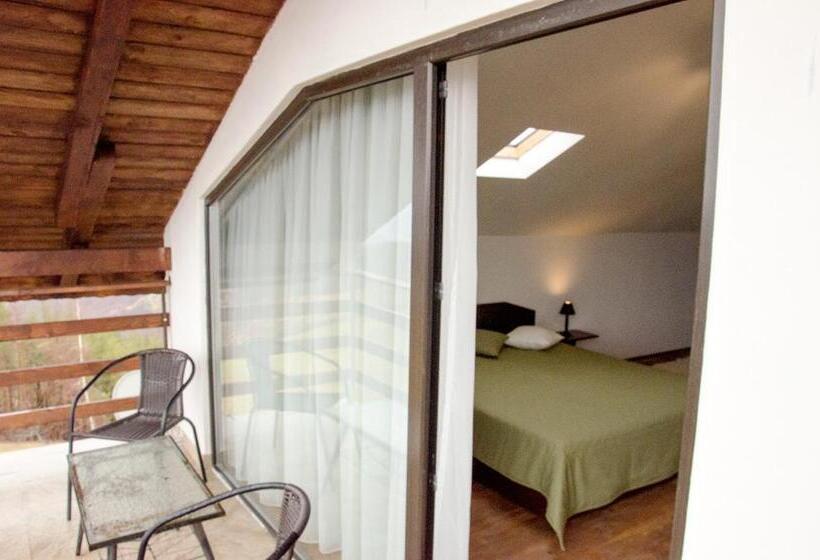 סוויטה משפחתית, Karadzhovata Kashta