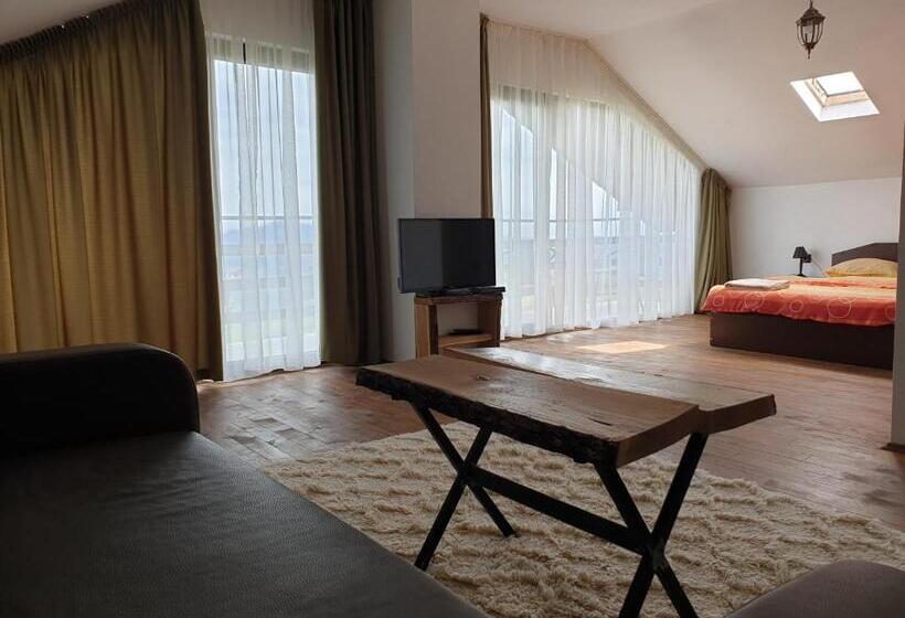 סוויטה משפחתית, Karadzhovata Kashta