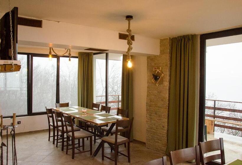 סוויטה משפחתית, Karadzhovata Kashta