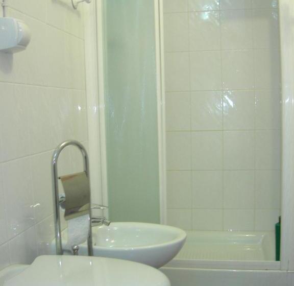 آپارتمان یک خوابه با دری مشترک که هال را جدا می کند., B&b Airone