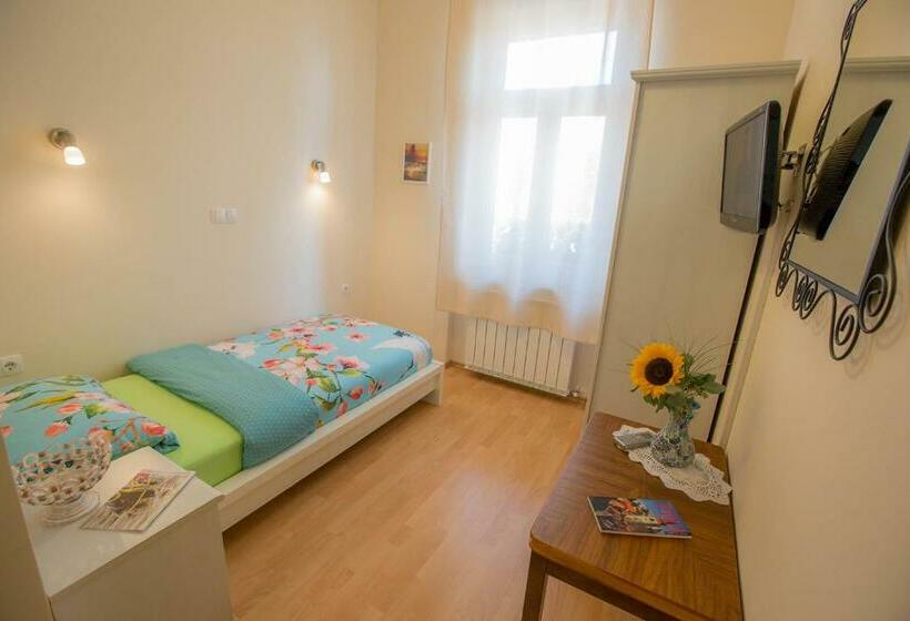 اتاق استاندارد یک نفره, Hostel Sonce