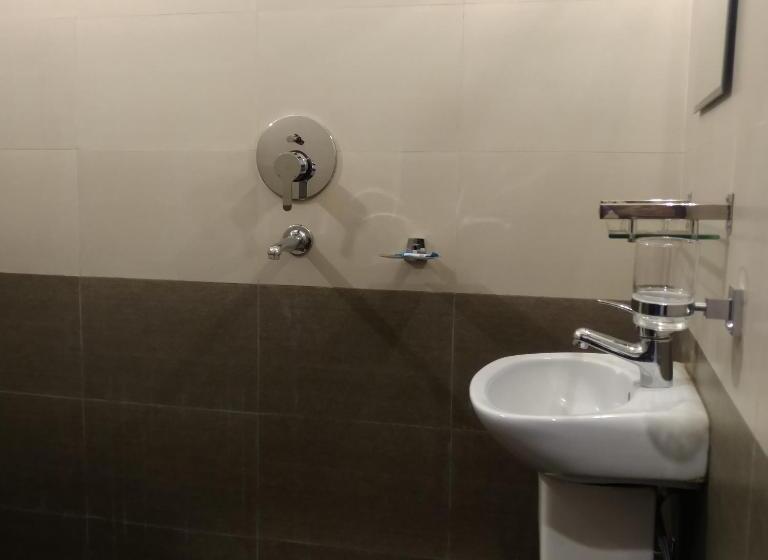 اتاق استاندارد سه نفره, Kumari Guest House