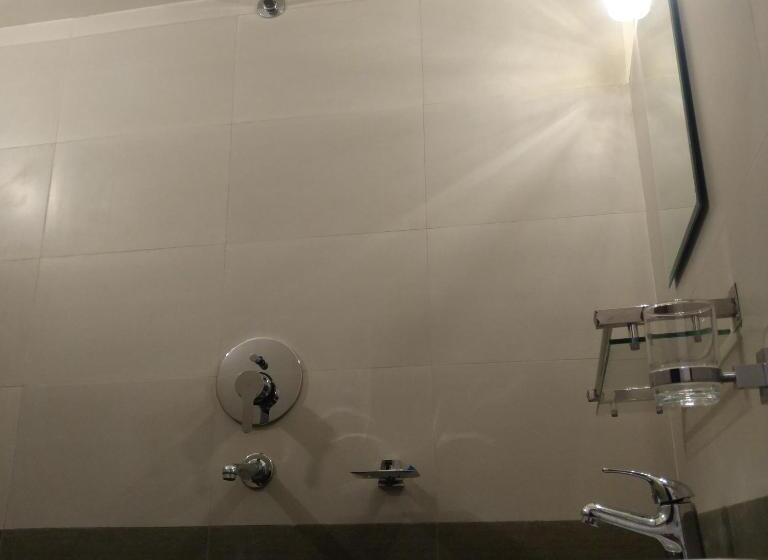 اتاق استاندارد سه نفره, Kumari Guest House