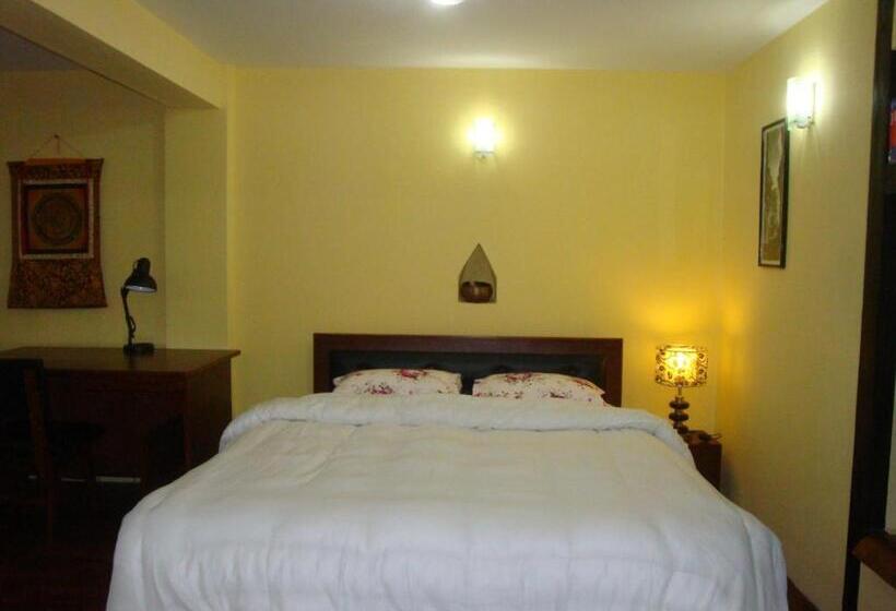 اتاق استاندارد چهار تخته, Kumari Guest House