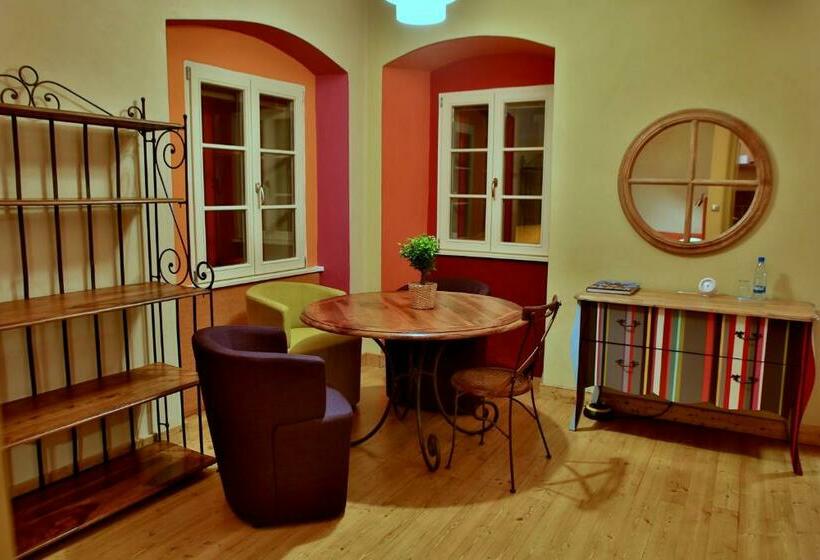 اتاق استاندارد سه نفره, Muzikafe Home Of Culture