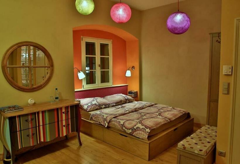 اتاق استاندارد سه نفره, Muzikafe Home Of Culture