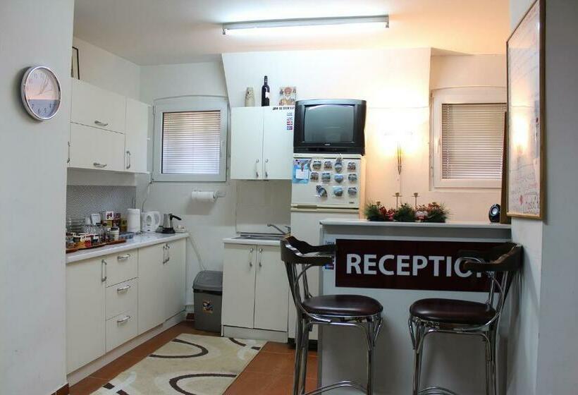 اتاق استاندارد با سرویس بهداشتی مشترک, Hostel 42