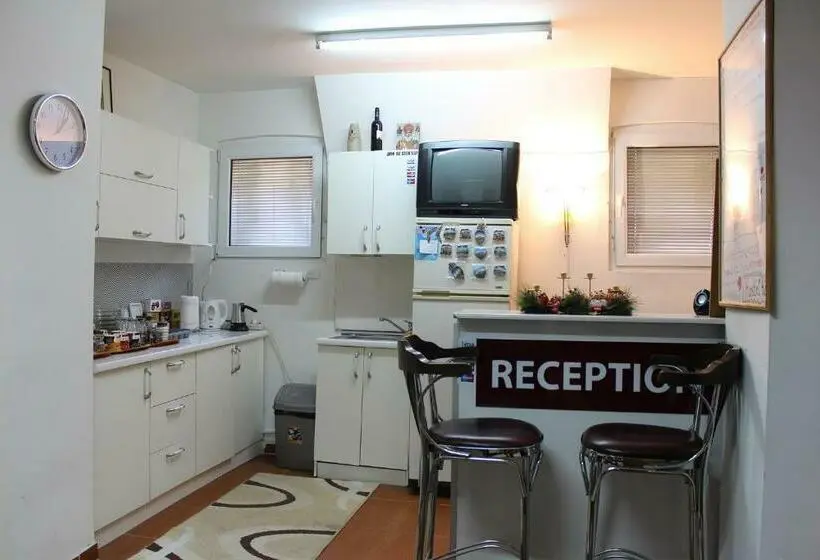 اتاق استاندارد با سرویس بهداشتی مشترک, Hostel 42