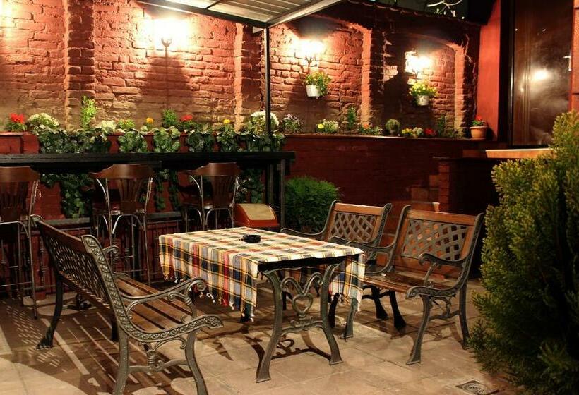 اتاق استاندارد, Hostel 42