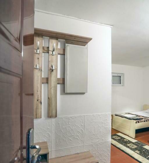 اتاق استاندارد, Hostel 42