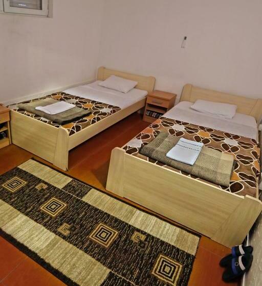 اتاق استاندارد, Hostel 42