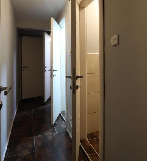 اتاق استاندارد چهارنفره با سرویس بهداشتی مشترک, Hostel 42