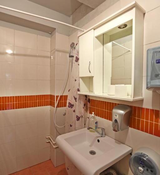 اتاق استاندارد, Hostel 42