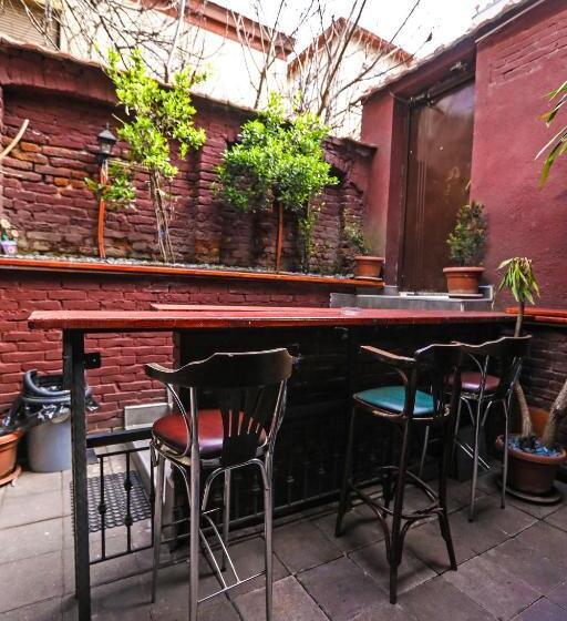 اتاق استاندارد با سرویس بهداشتی مشترک, Hostel 42