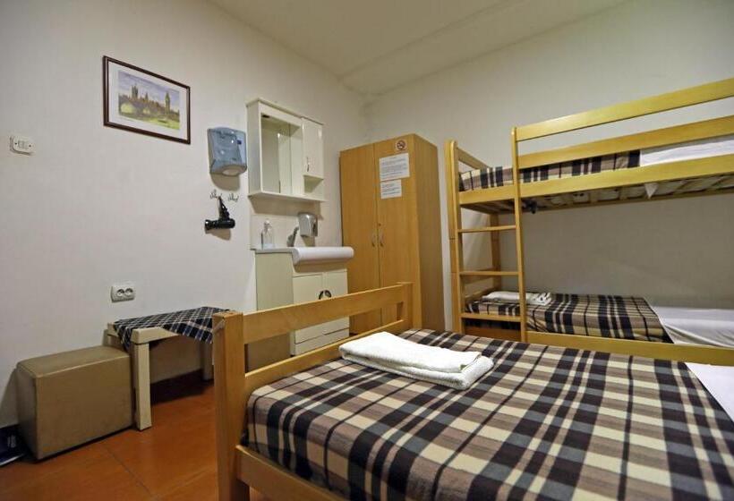 اتاق استاندارد چهارنفره با سرویس بهداشتی مشترک, Hostel 42