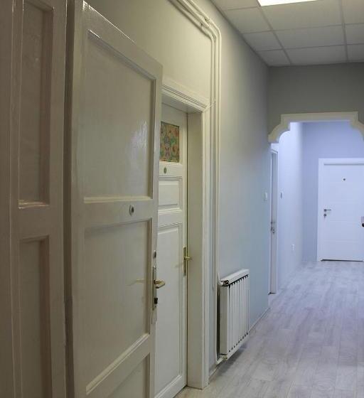 آپارتمان 1 خوابه با بالکن, Hostel 42