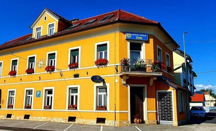 اتاق پنج‌تخته استاندارد, Hostel Sonce