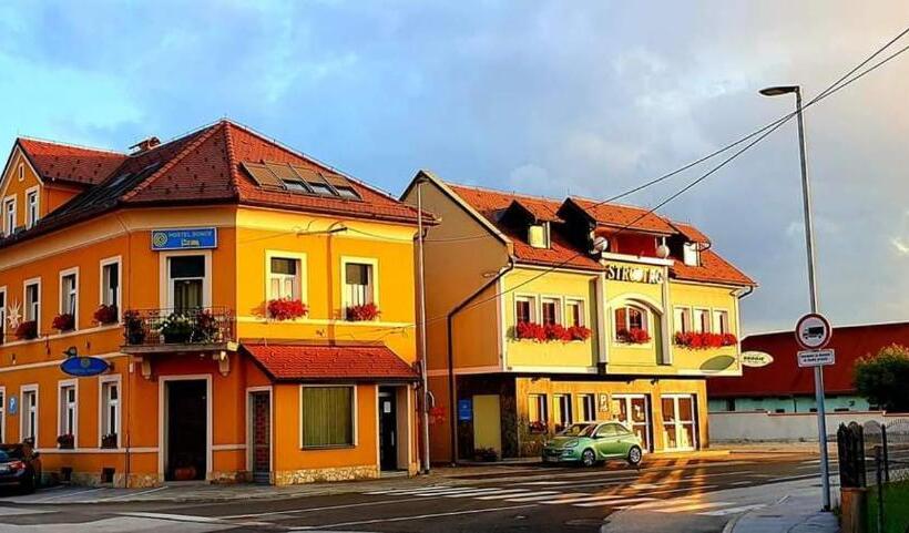 اتاق استاندارد با تخت‌های تاشو, Hostel Sonce