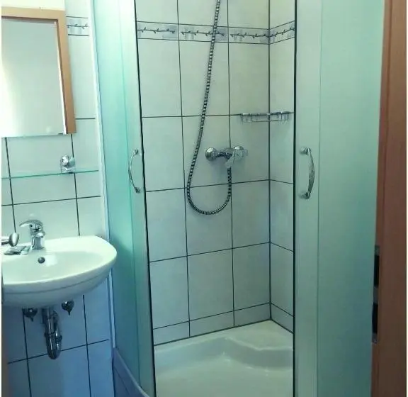 اتاق پنجتخته استاندارد, Hostel Sonce