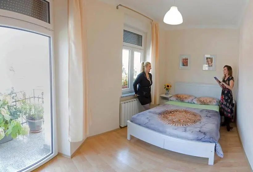 اتاق پنجتخته استاندارد, Hostel Sonce