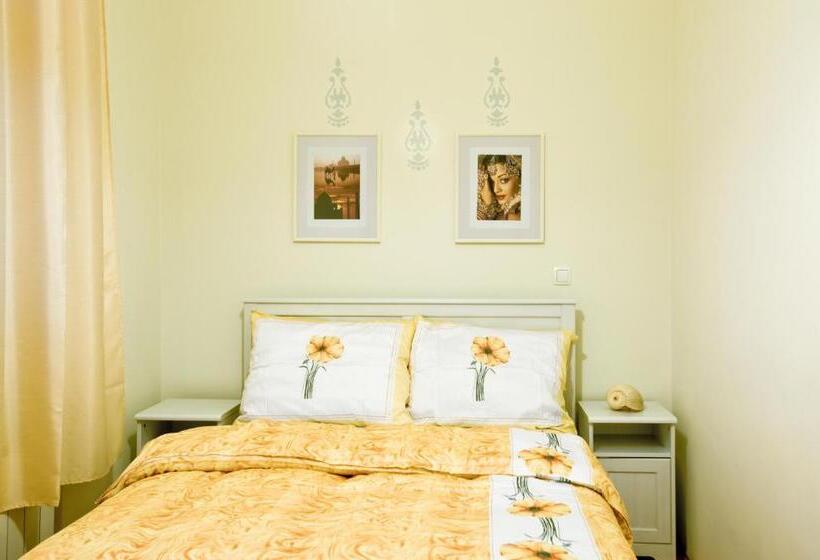 اتاق پنج‌تخته استاندارد, Hostel Sonce