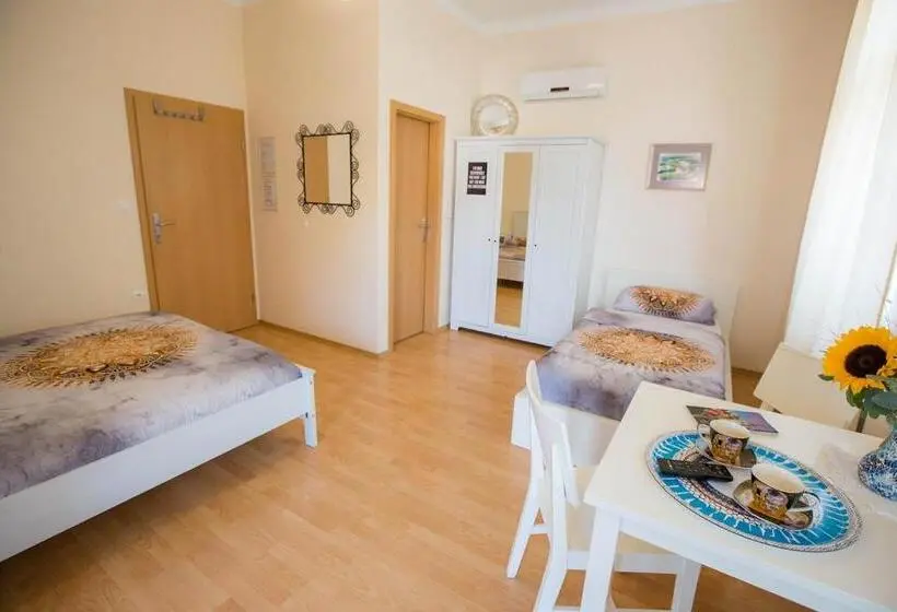 اتاق پنجتخته استاندارد, Hostel Sonce