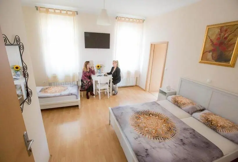اتاق پنجتخته استاندارد, Hostel Sonce